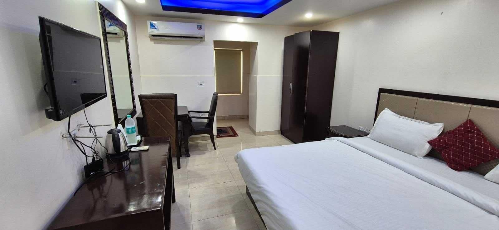 Varios Hotel WTI Modesty