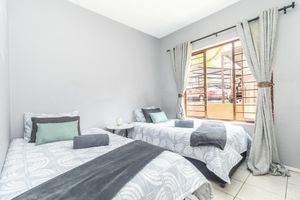 Alquiler Vacacional - Exquisite 2 Bedroom Garden Townhouse in the Heart of Fourways