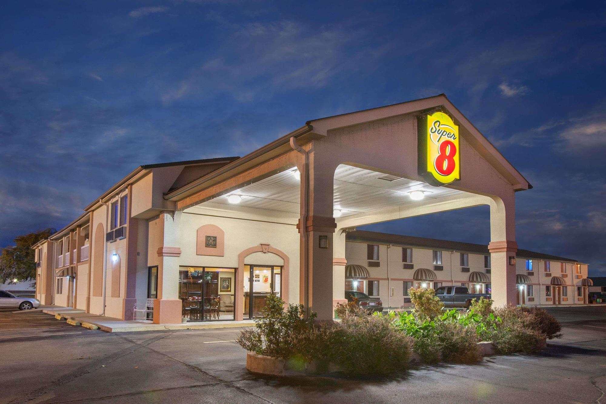 Vista Exterior Super 8 by Wyndham Sallisaw