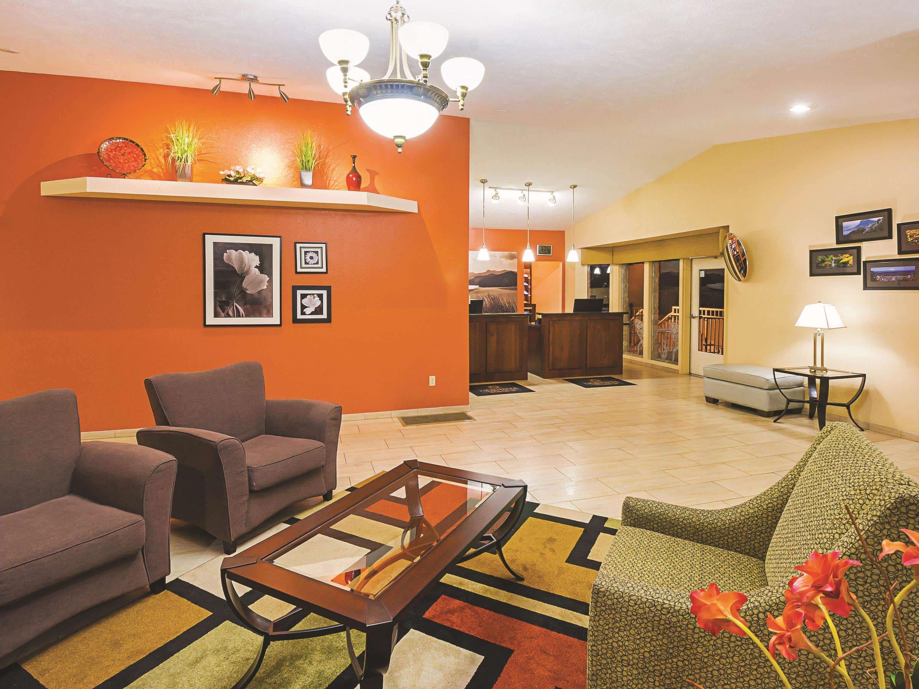 Vista Lobby La Quinta Inn & Suites by Wyndham Woodburn