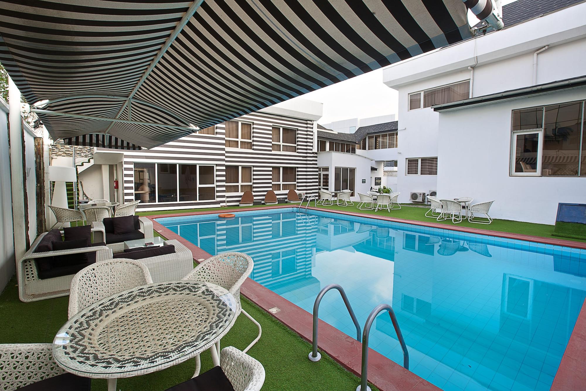 Vista Piscina Summerset Continental Hotel Maitama