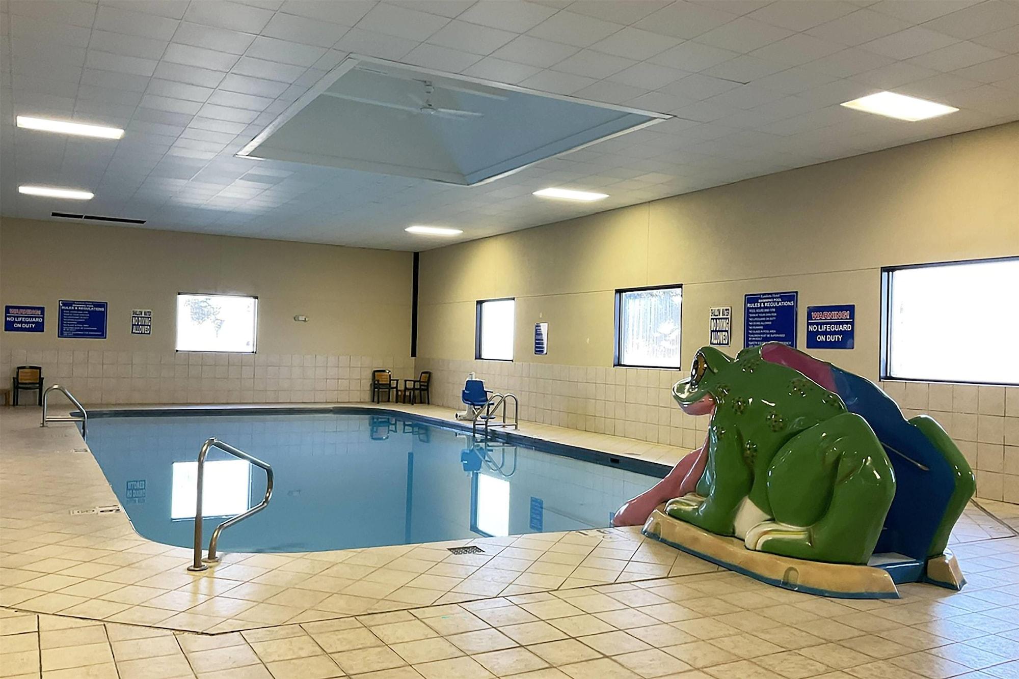 Vista Piscina AmericInn by Wyndham Watertown