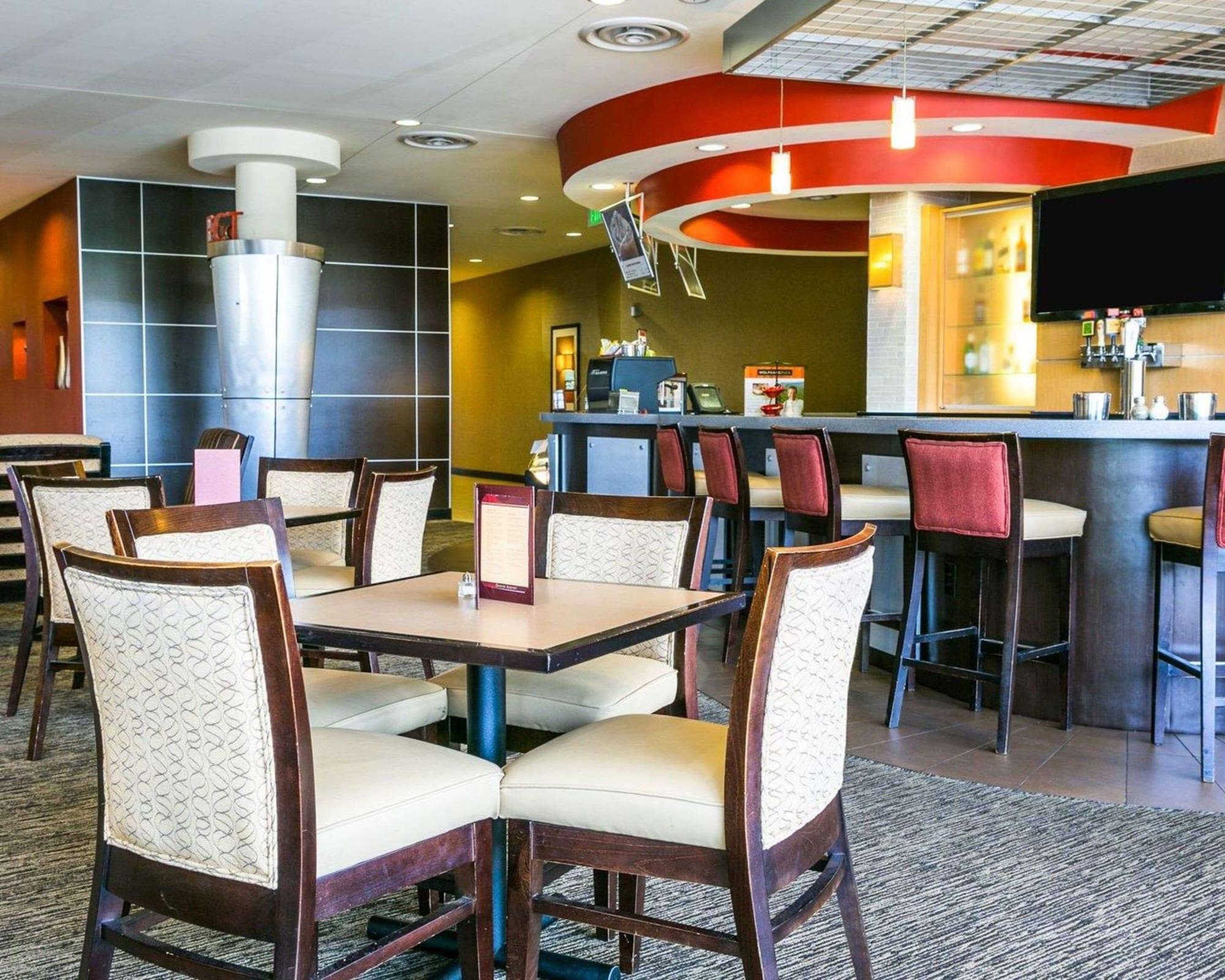 Restaurant Cambria Hotel Denver International Airport