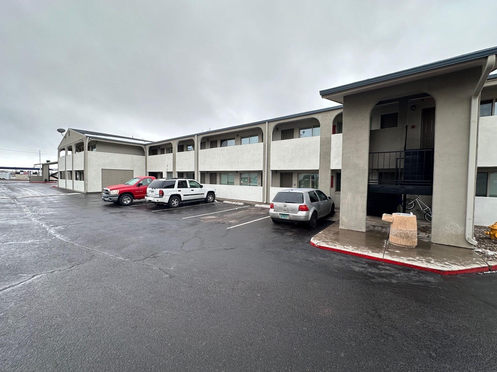 Vista Exterior Desert Sands Inn & Suites
