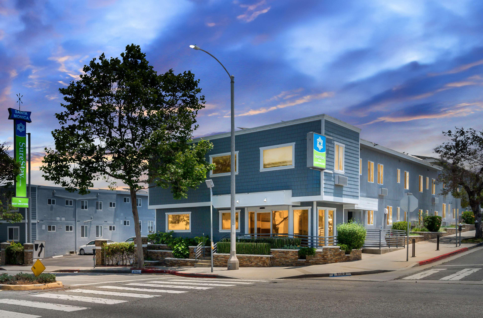 Vista Exterior SureStay Hotel by Best Western Santa Monica