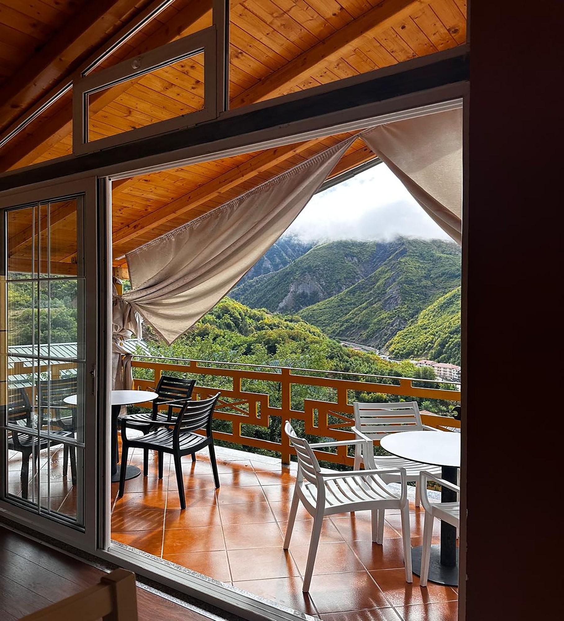 Bar/Salón Kurora e Gjelber Resort