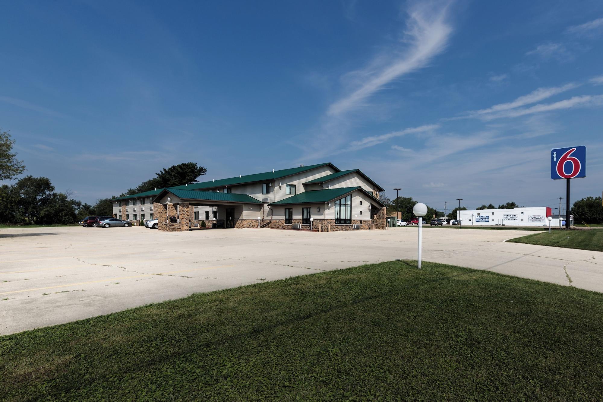 Vista Exterior Motel 6 Kewanee, IL