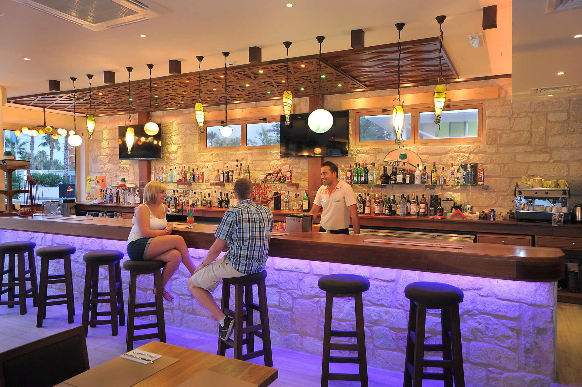 Bar/Salón Nelia Gardens