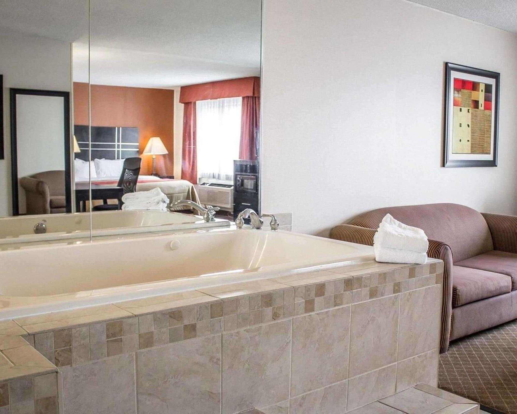 Habitación Norwood Inn & Suites North Conference Center