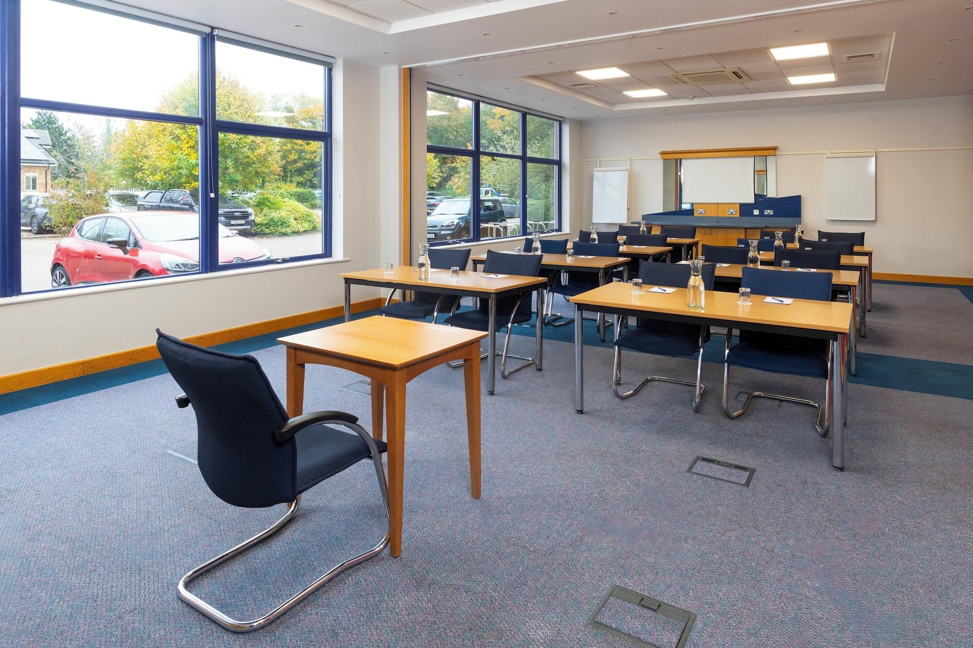 Sala de Reuniones Holiday Inn Express Milton Keynes by IHG