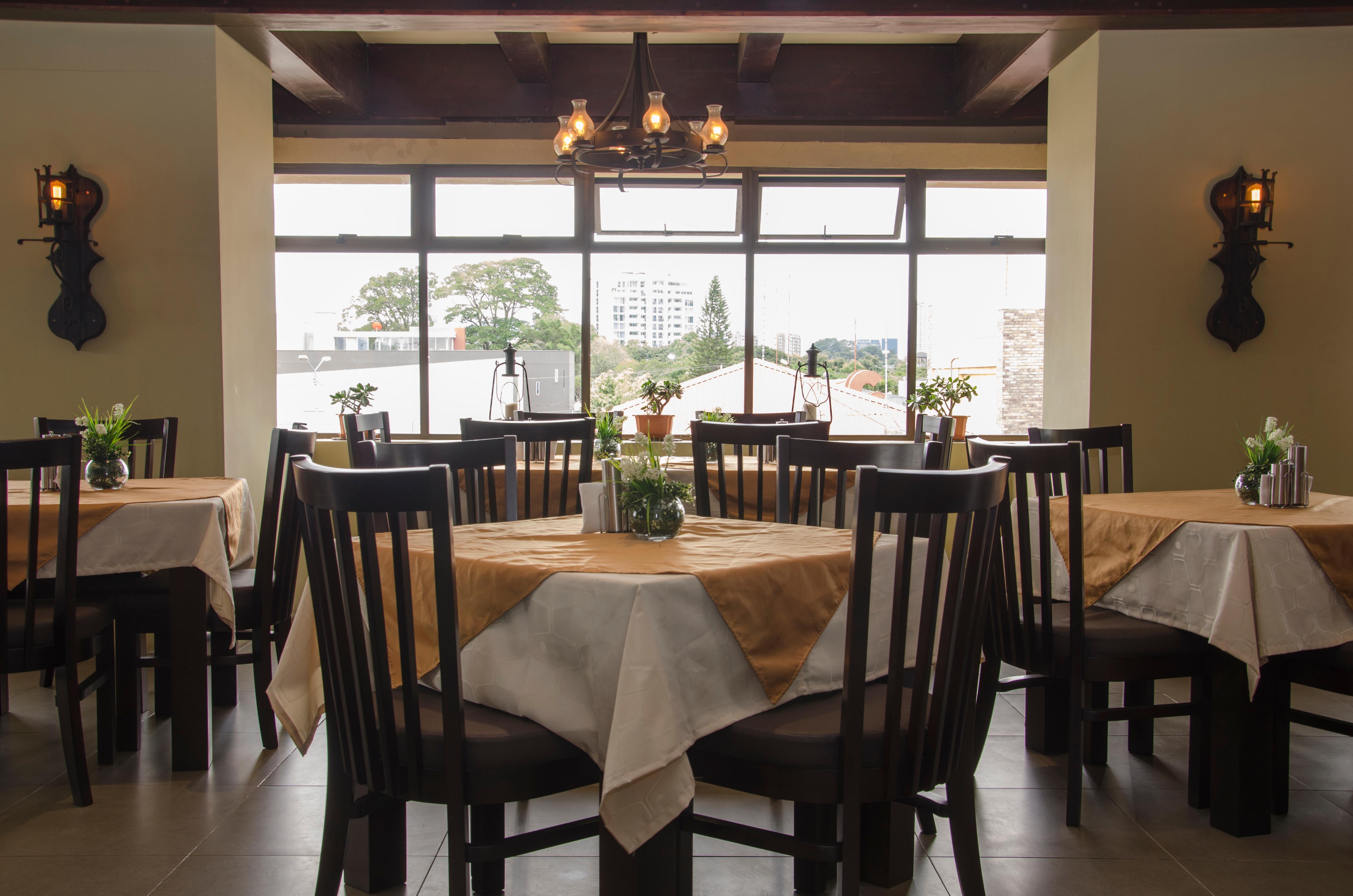 Restaurant Hotel Plaza Real Suites & Apartments