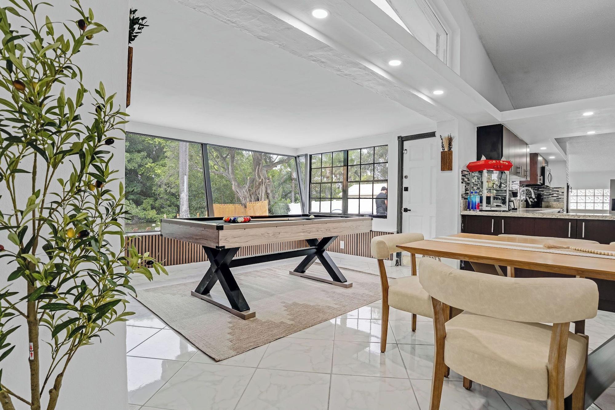 Comodidades del Alojamiento Waterfront House with Tiki & Firepit