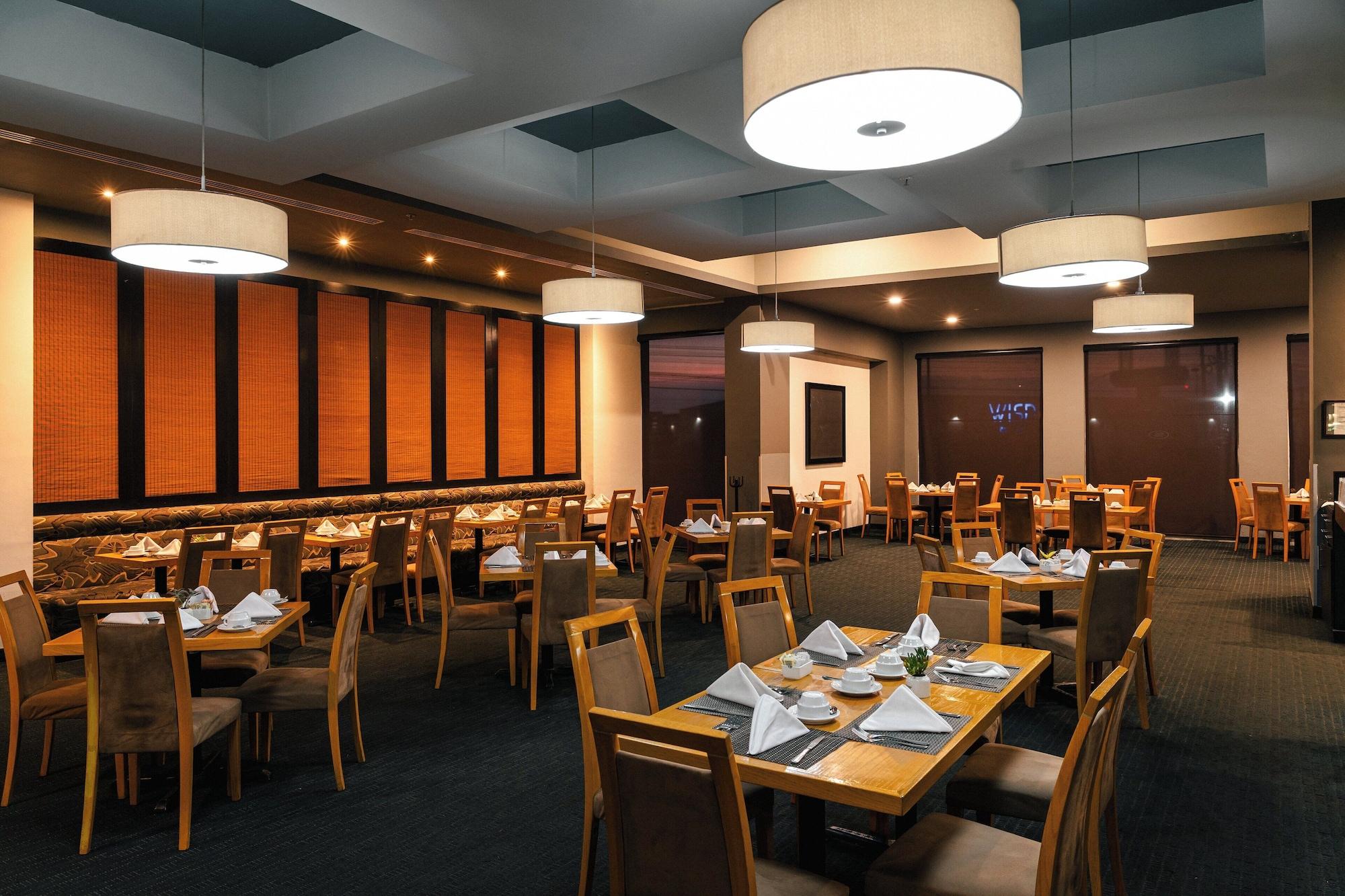 Restaurant Crowne Plaza Monterrey Aeropuerto by IHG