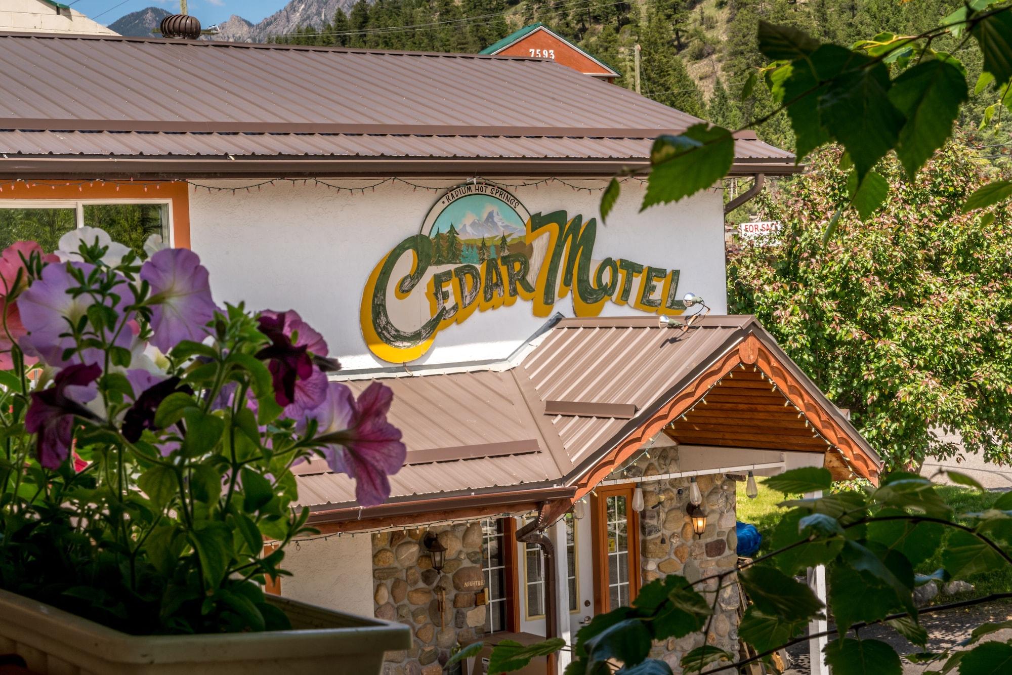Varios Cedar Motel