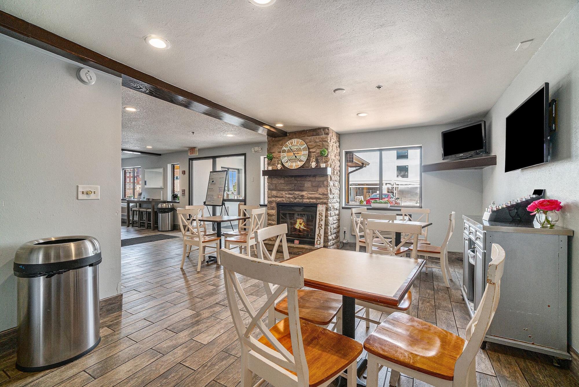 Restaurant Days Inn & Suites by Wyndham Traverse City