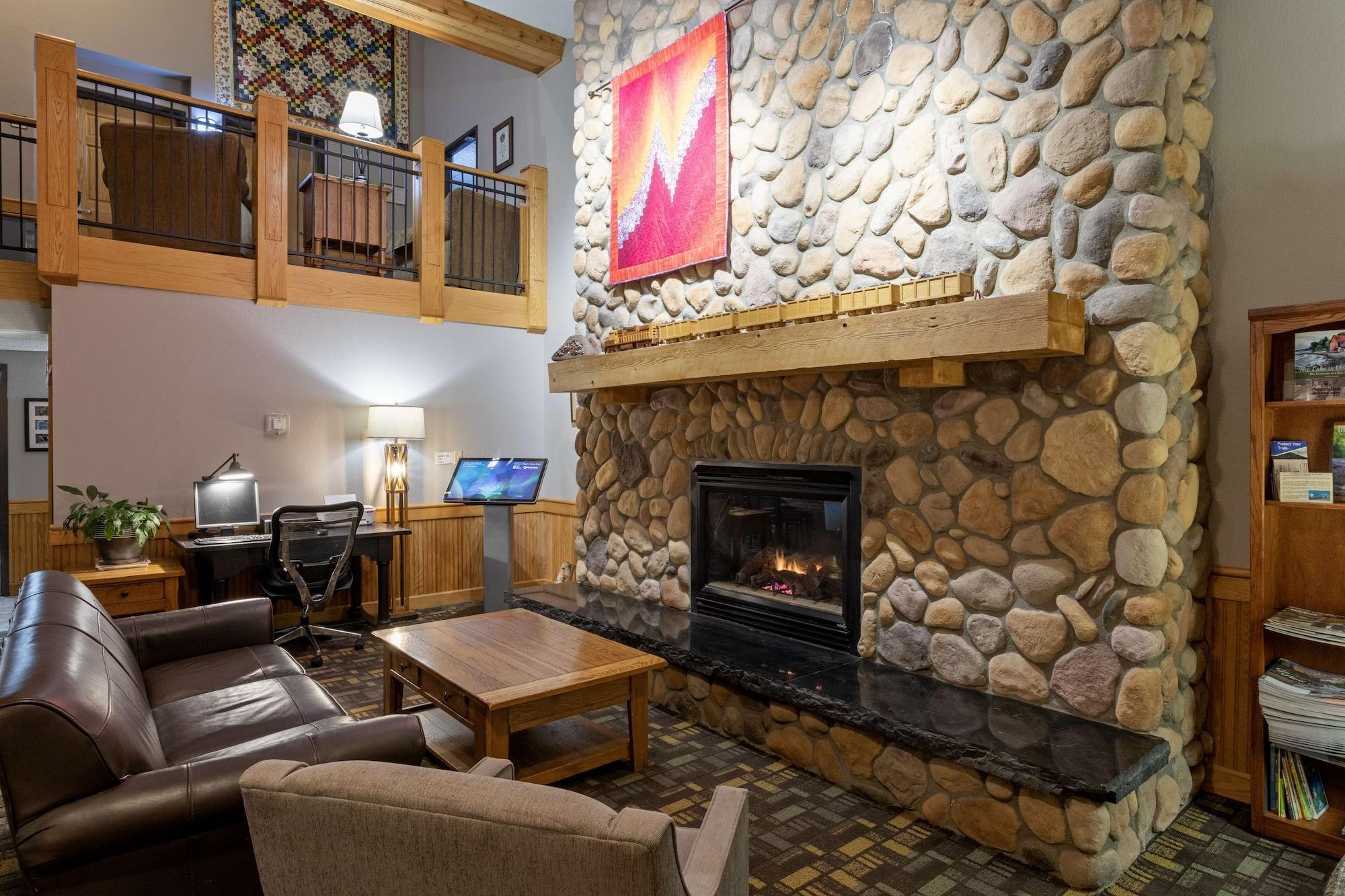 Vista Lobby Black Beach Inn by GrandStay