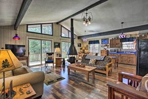 Alquiler Vacacional - Quiet Cabin w/ Mountain Views ~ 3 Mi to Gatlinburg