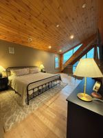 Alquiler Vacacional - Cozy 4-bedroom waterfront Cabin in peaceful Ione with AC. Sleeps 14!