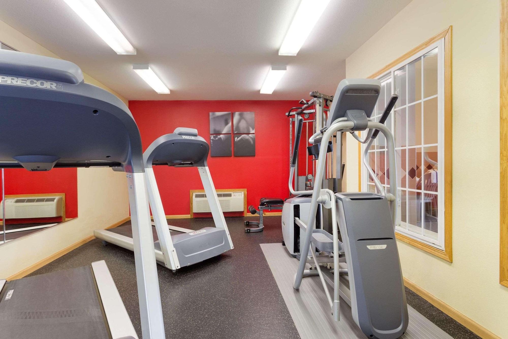 Gimnasio Country Inn & Suites by Radisson, Nevada, MO
