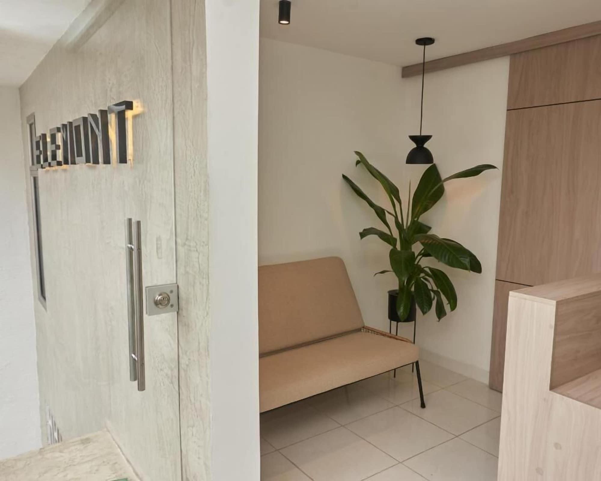 Varios Elemont Hotel