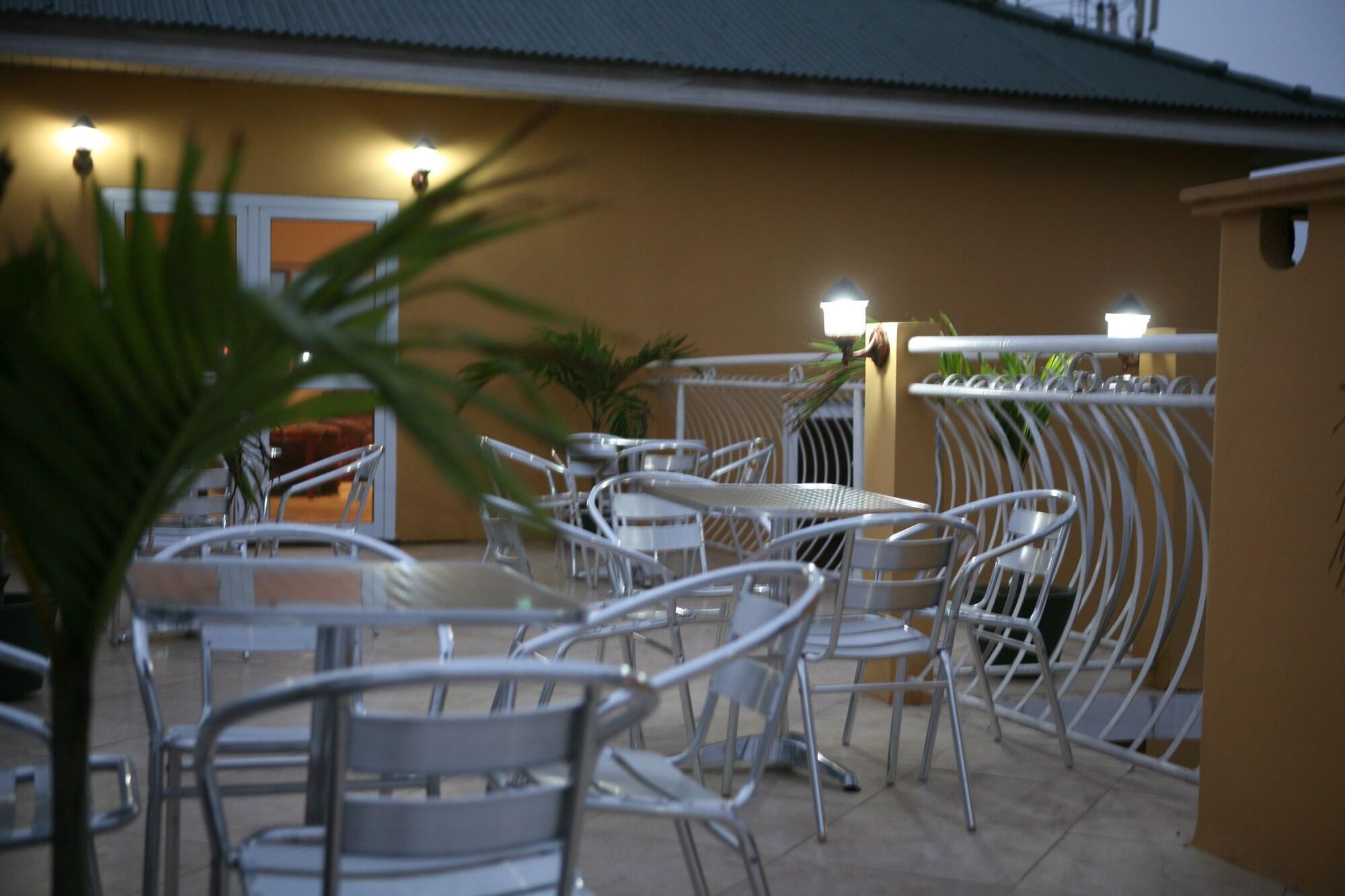 Bar/Salón Okera Inn
