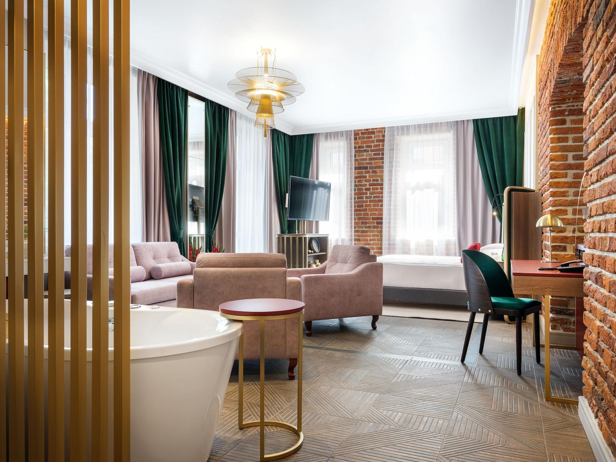 Varios Hotel Golden Queen