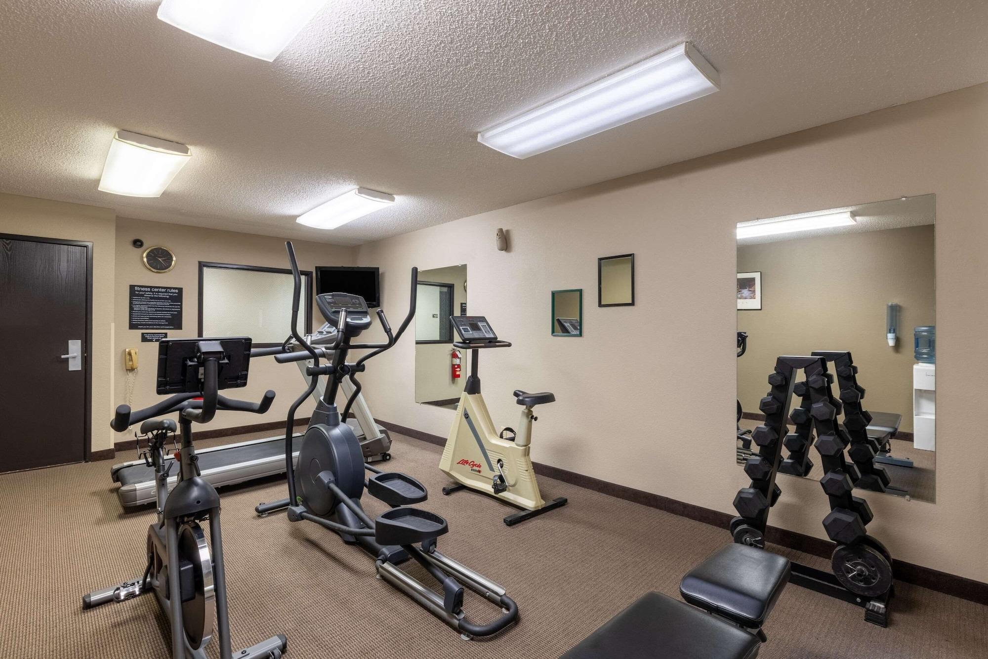 Gimnasio Super 8 by Wyndham O Neill NE