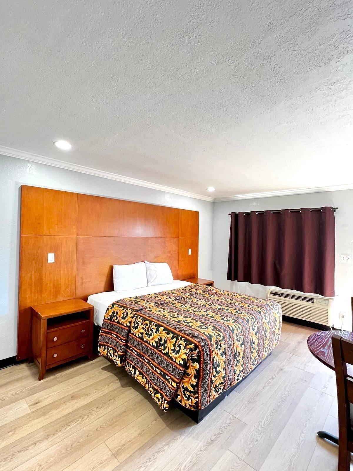 Varios Aqua Inn Motel