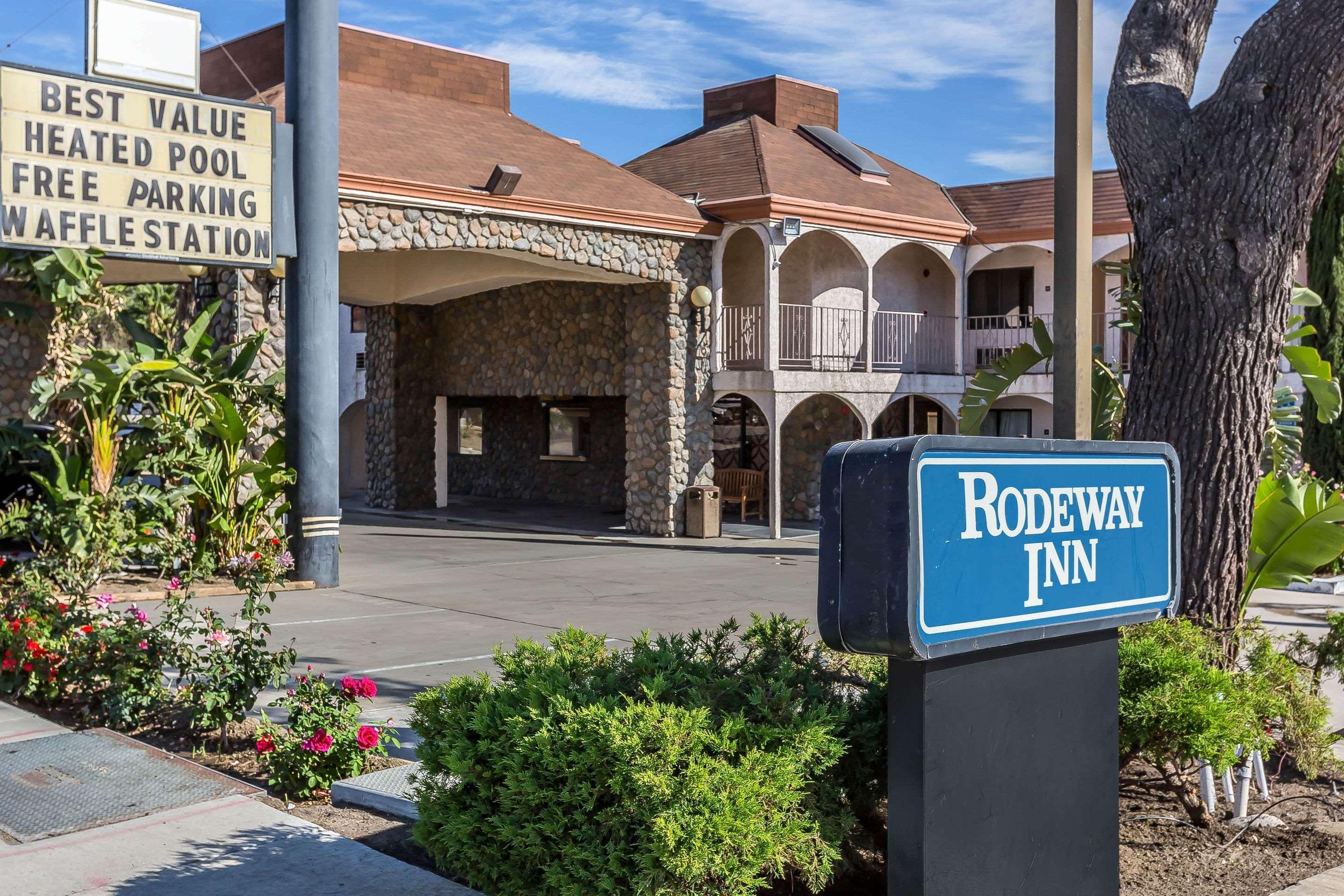 Vista Exterior Rodeway Inn Magic Mountain Area