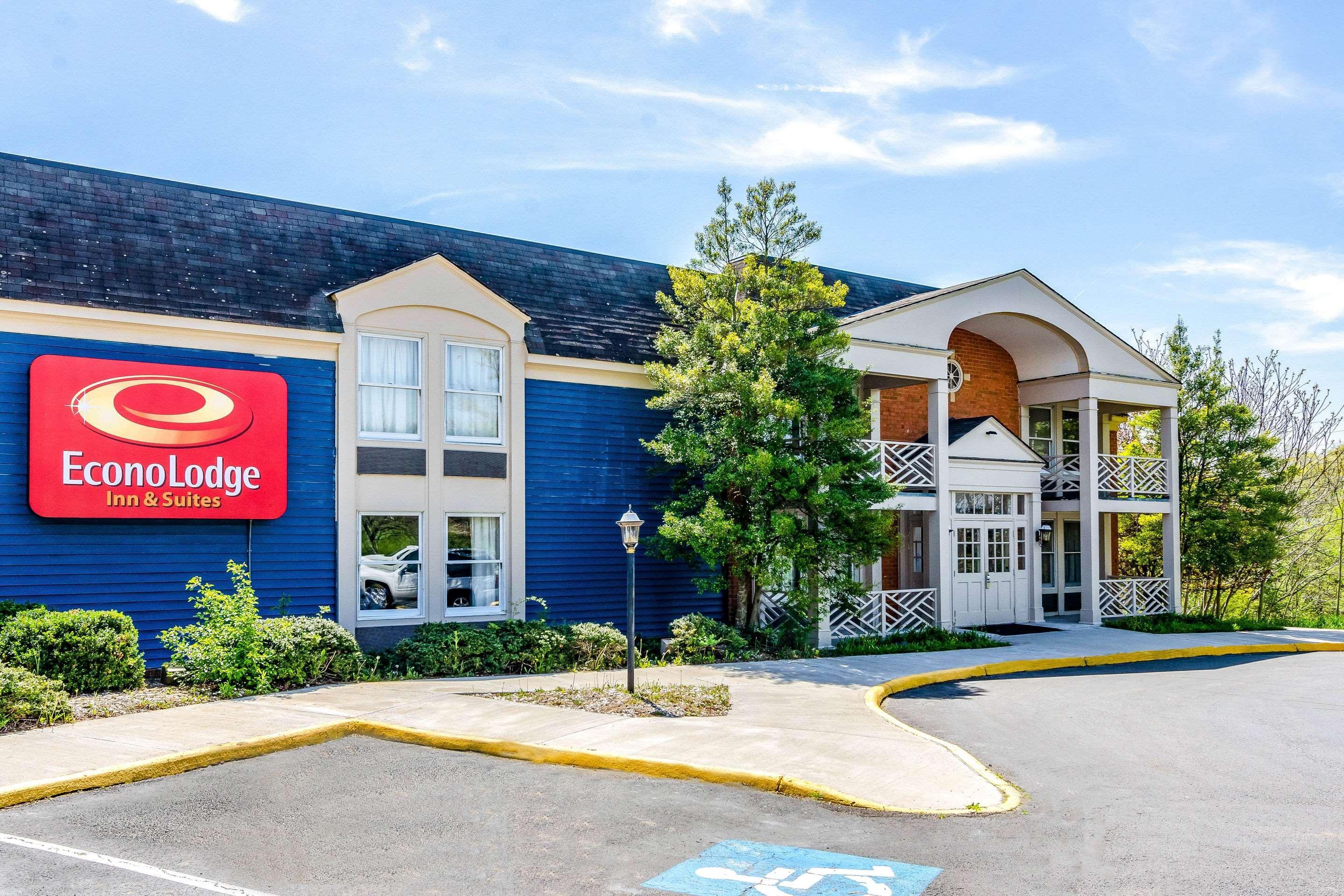 Vista Exterior Econo Lodge Inn & Suites Radford-Blacksburg Area