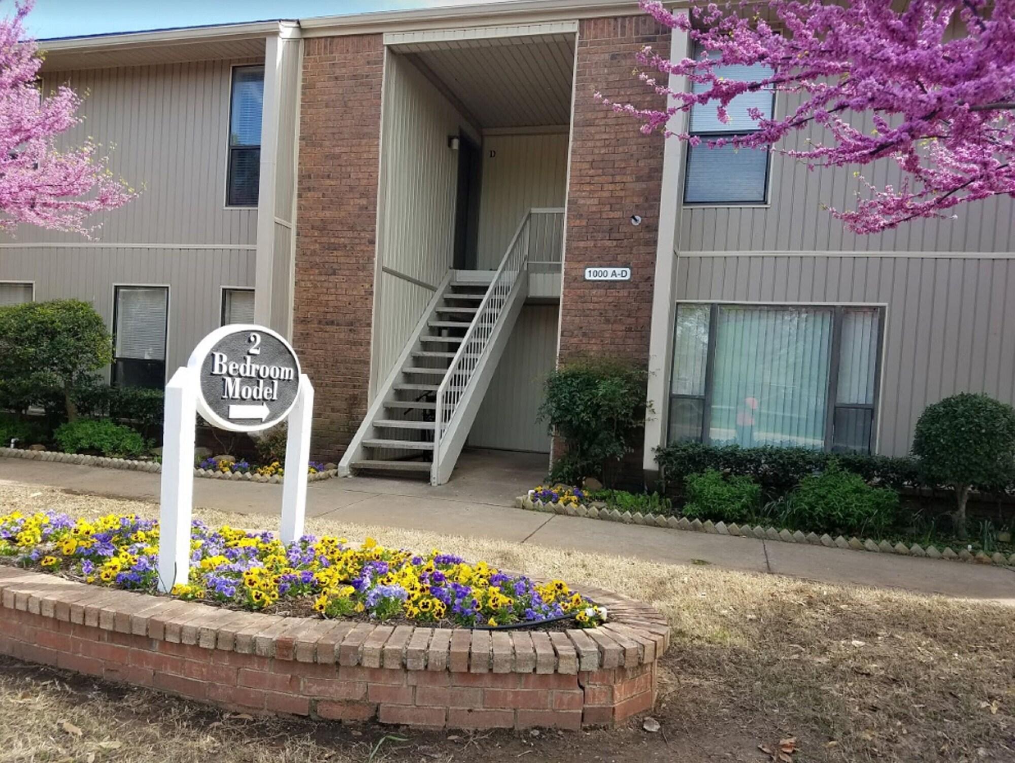 Vista Exterior OU-2 Bedroom 1 bath next OU