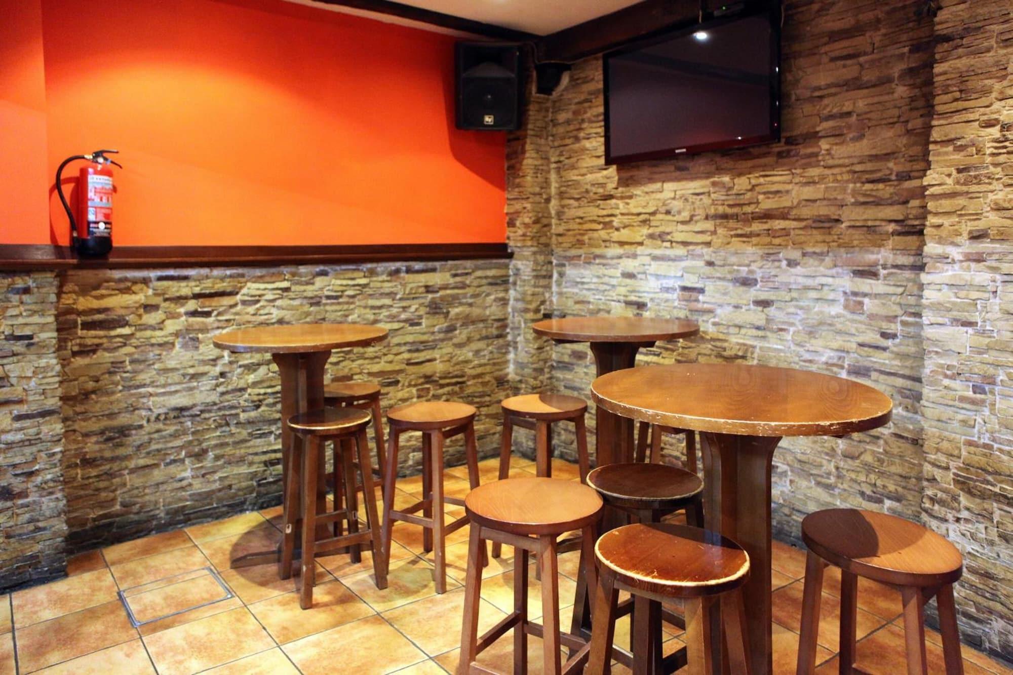Bar/Salón Hostal Trinkete Antxitonea