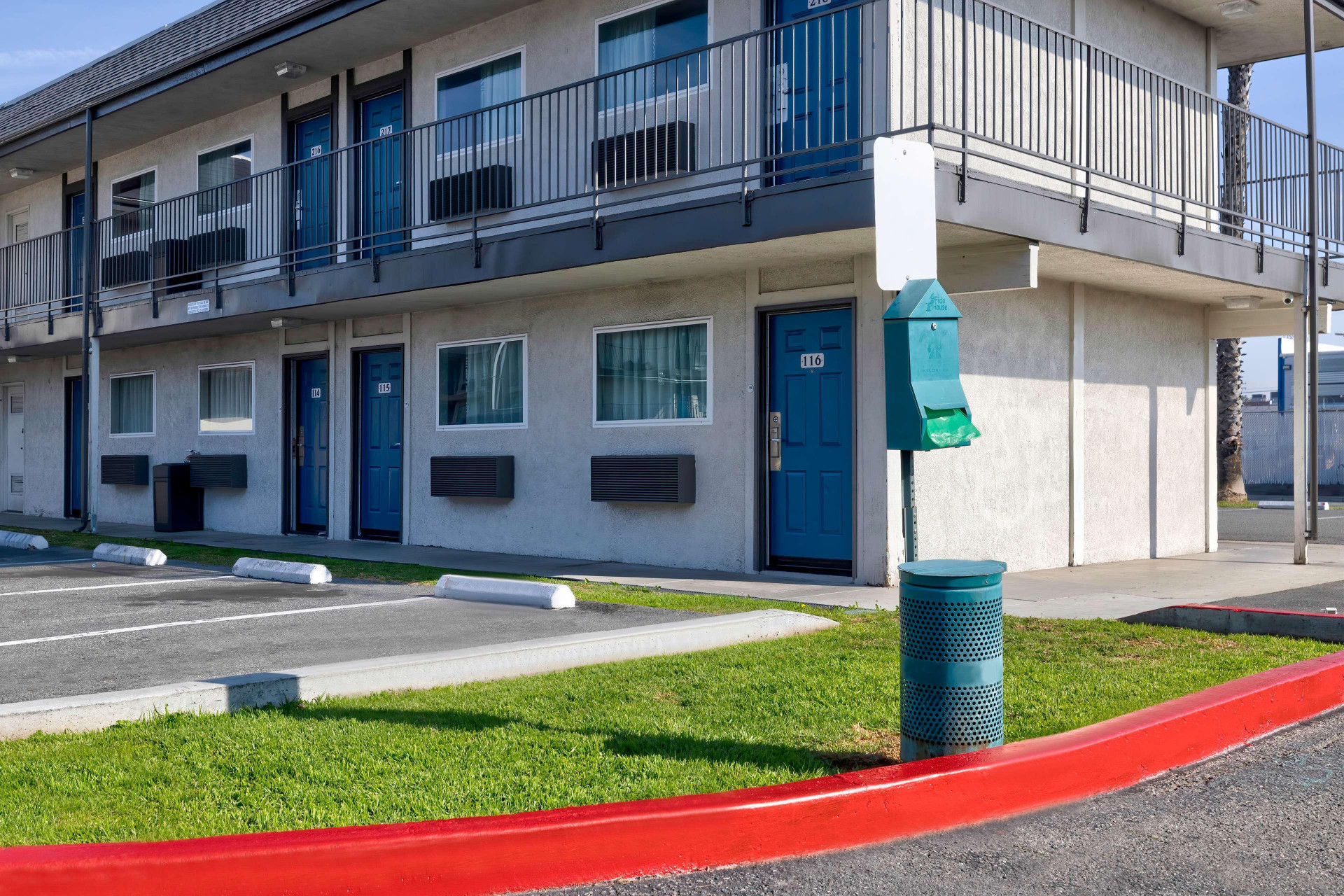 Vista Exterior Motel 6 Anaheim, CA - Fullerton East