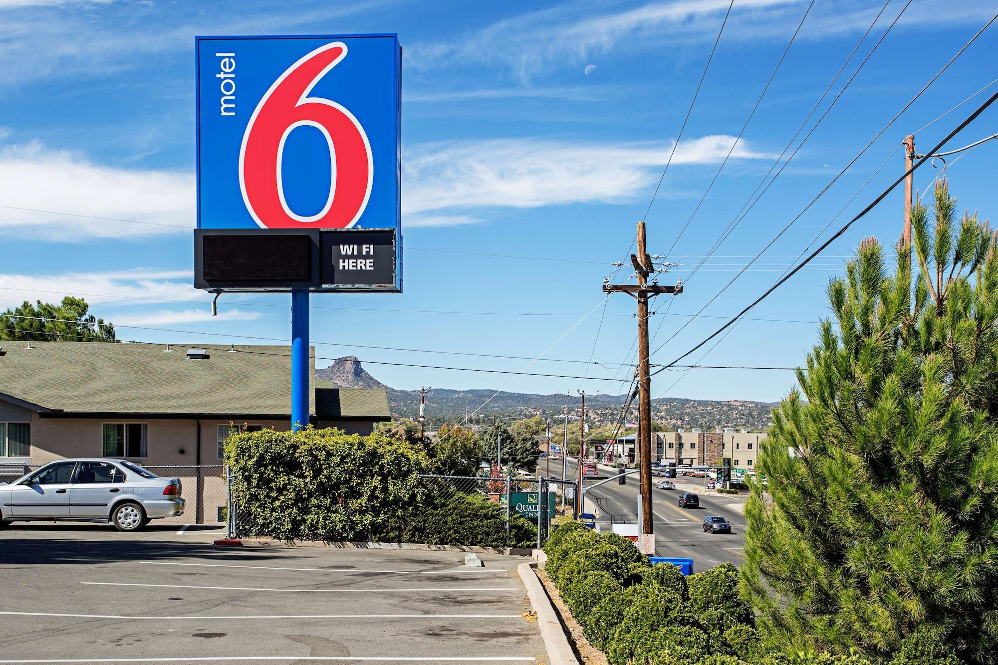 Vista Exterior Motel 6 Prescott, AZ