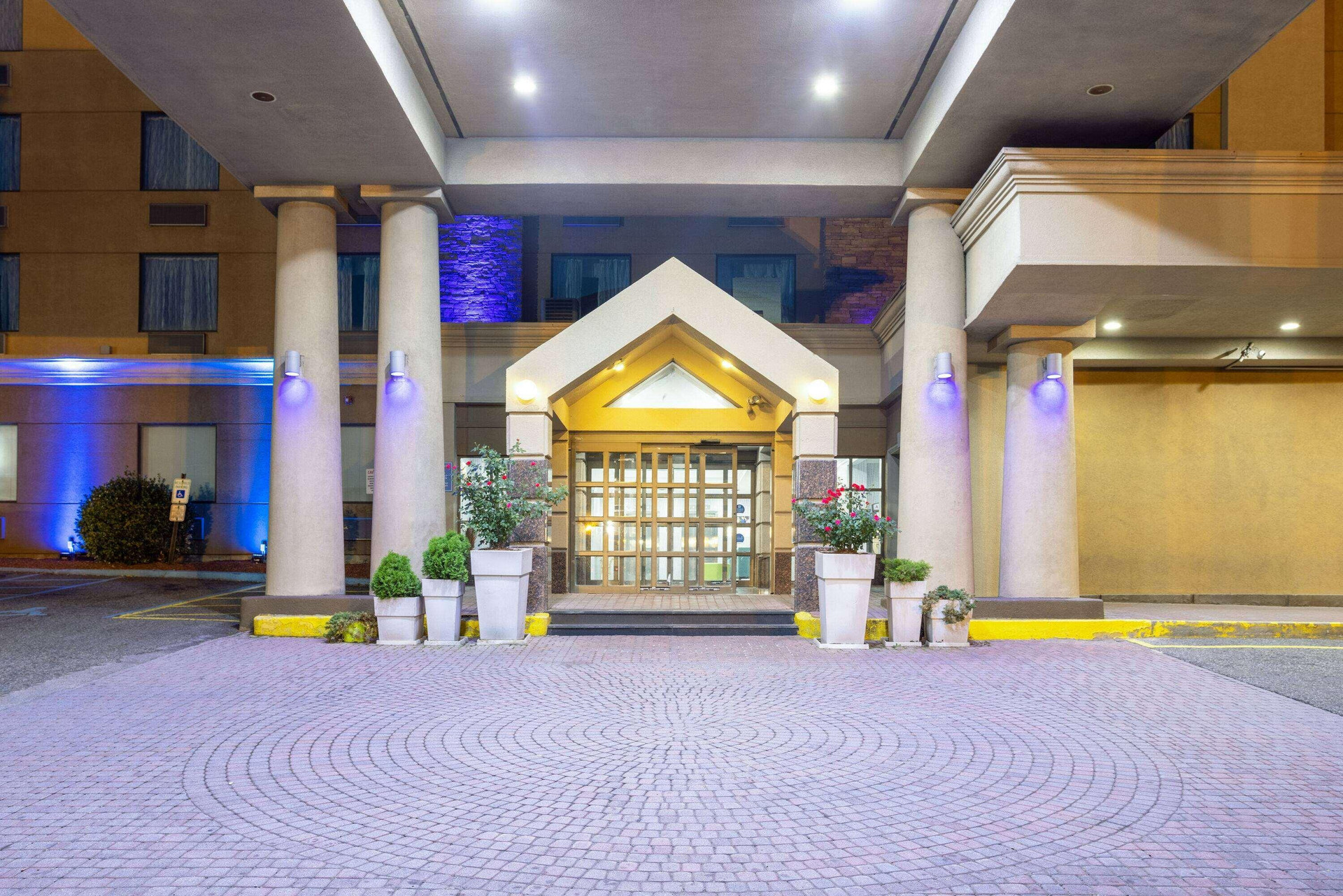 Vista Exterior Days Hotel by Wyndham North Bergen /NYC Area