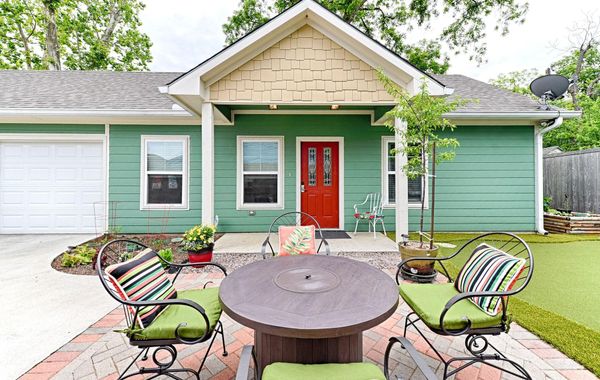 Trendy 2 BR Bishop Arts District House: Hot Tub Spa, Putting Green, Gardens