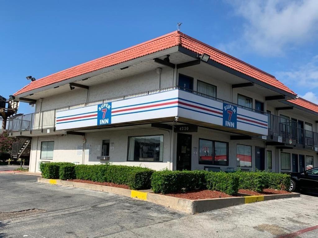 Varios Super 7 Inn Dallas Southwest