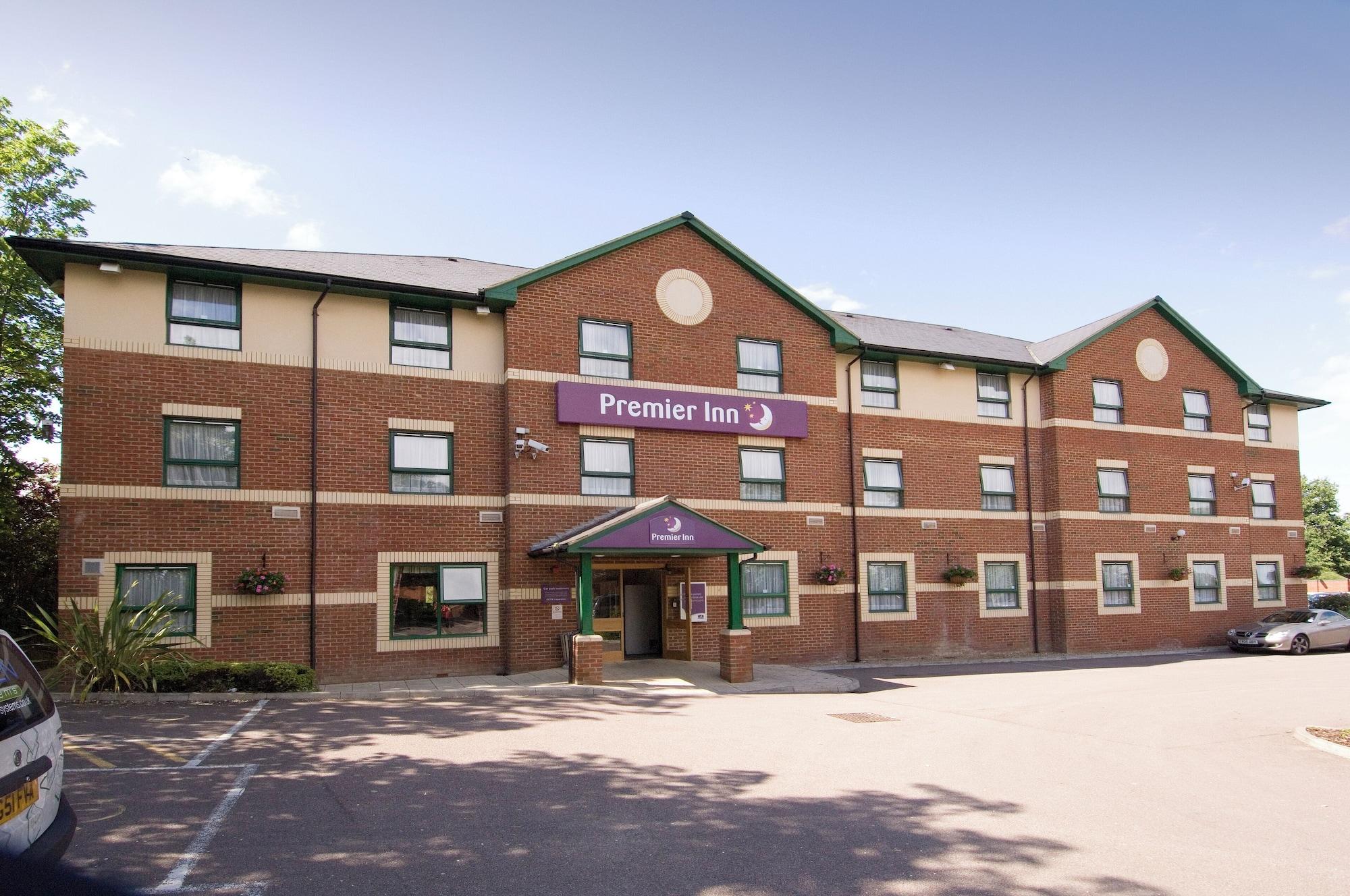 Vista Exterior Premier Inn Watford Central