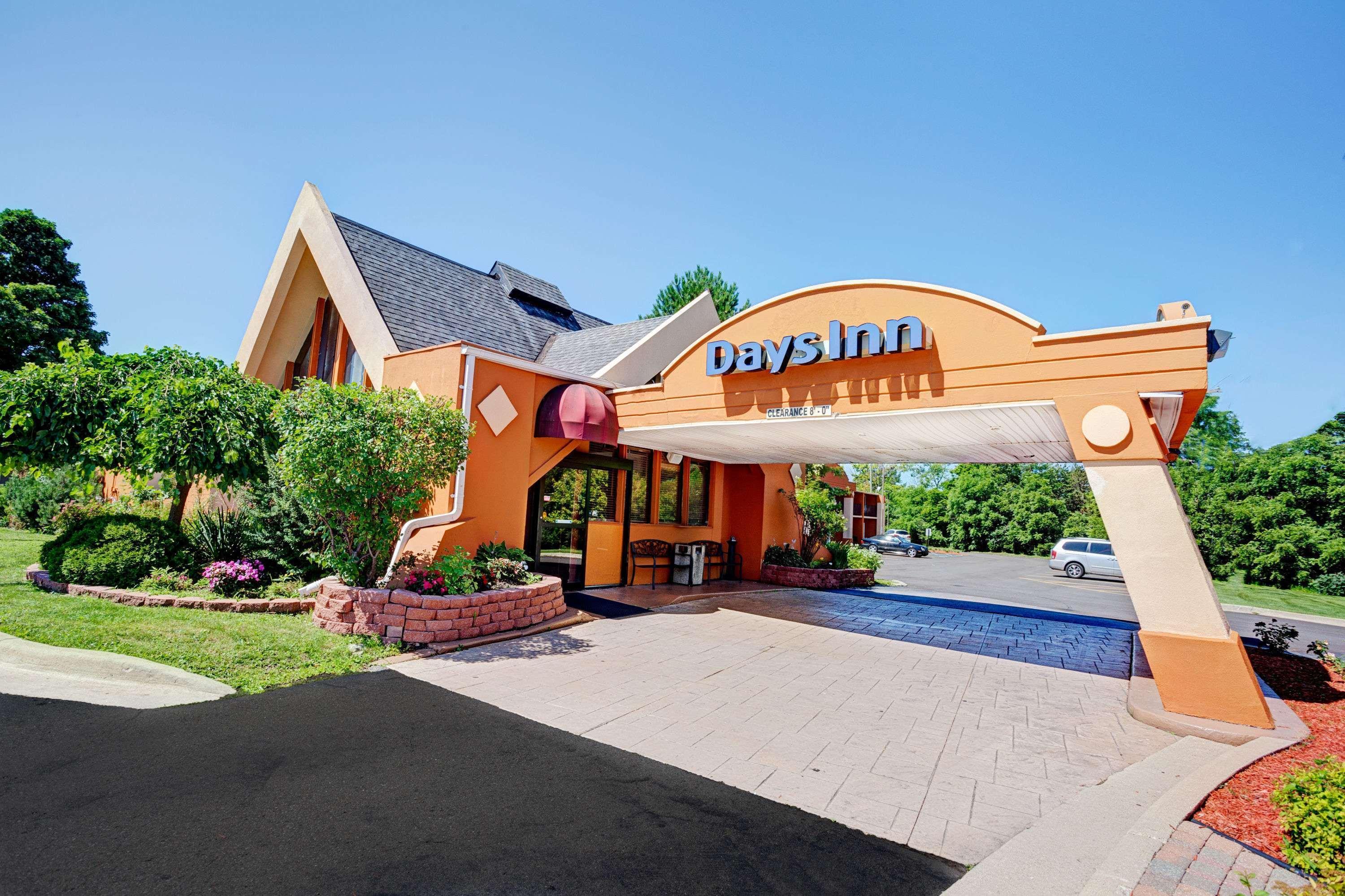 Vista Exterior Days Inn by Wyndham Ann Arbor