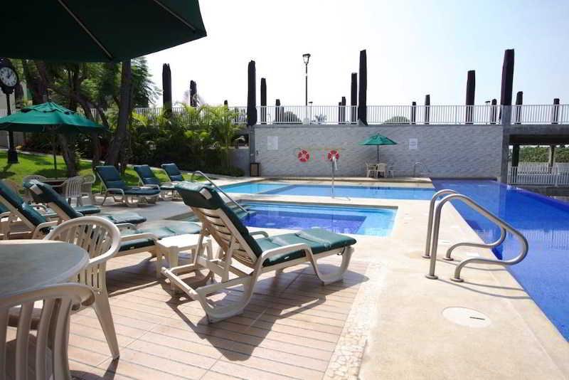 Vista da piscina Holiday Inn Express Suites
