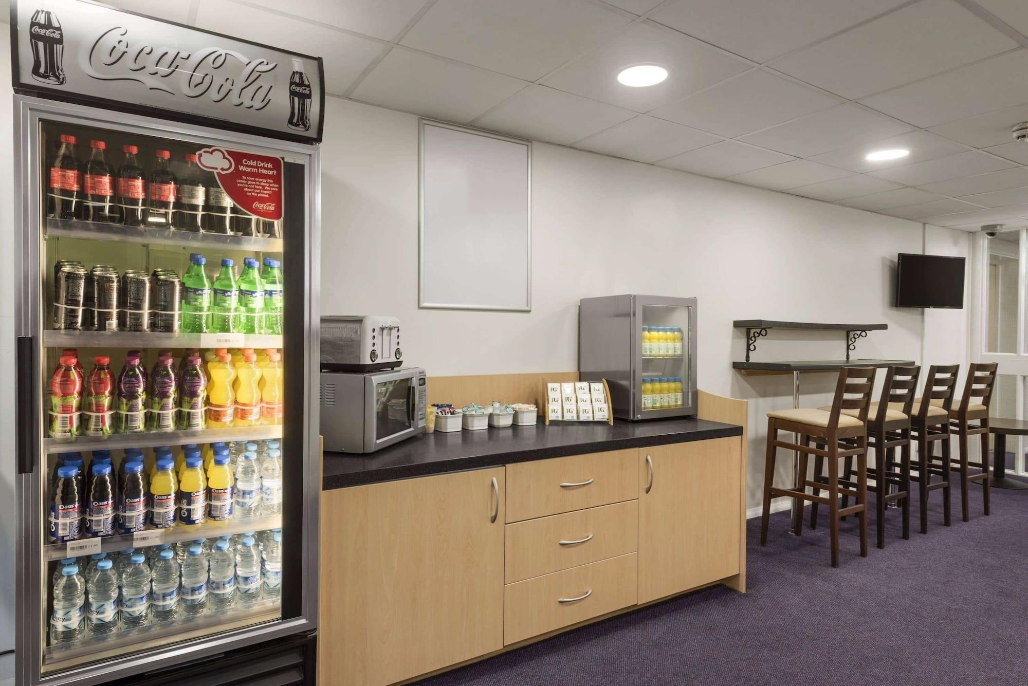 Vista Lobby Days Inn by Wyndham Bridgend Cardiff M4