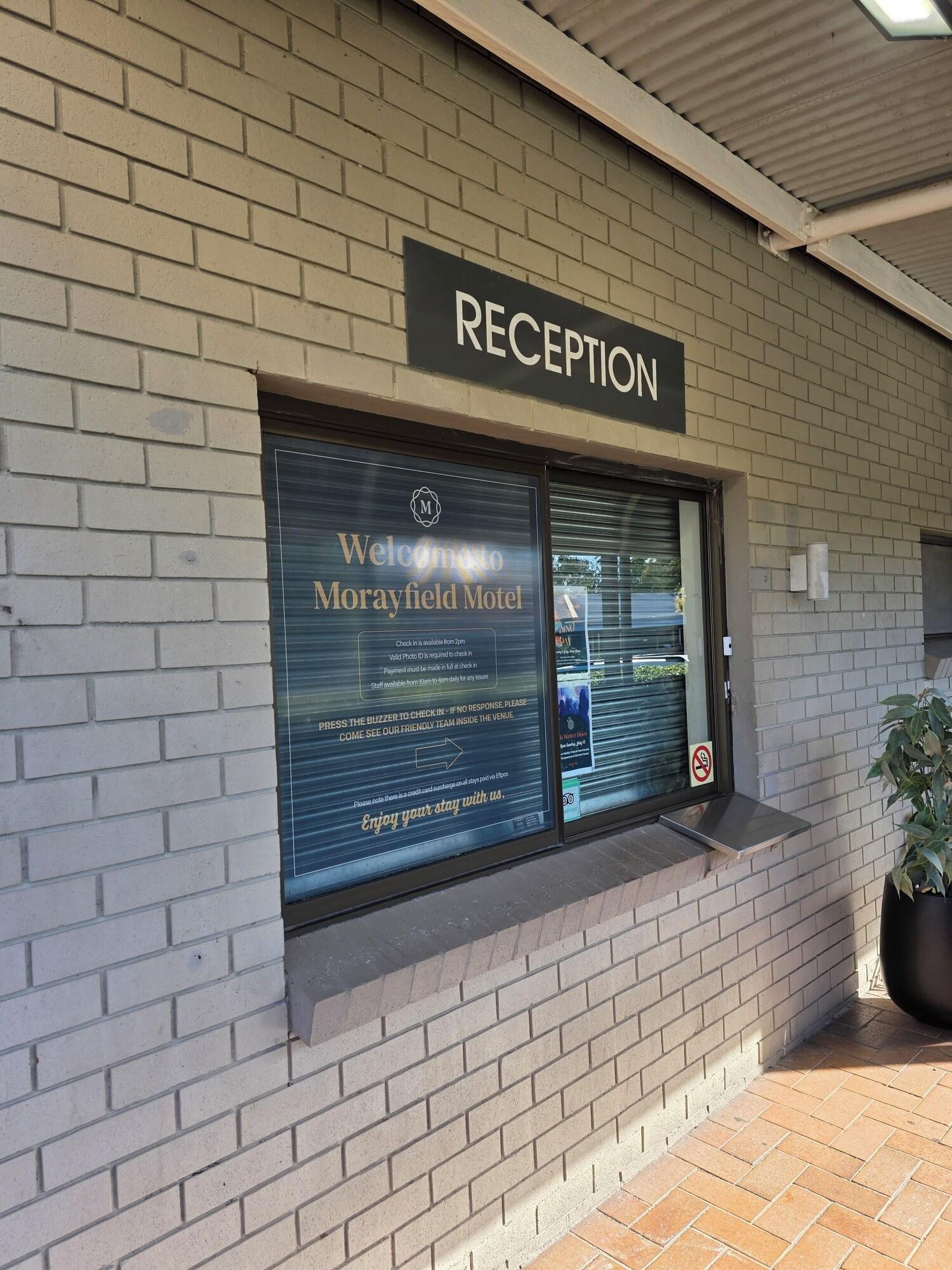 Vista Lobby Morayfield Tavern & Motel