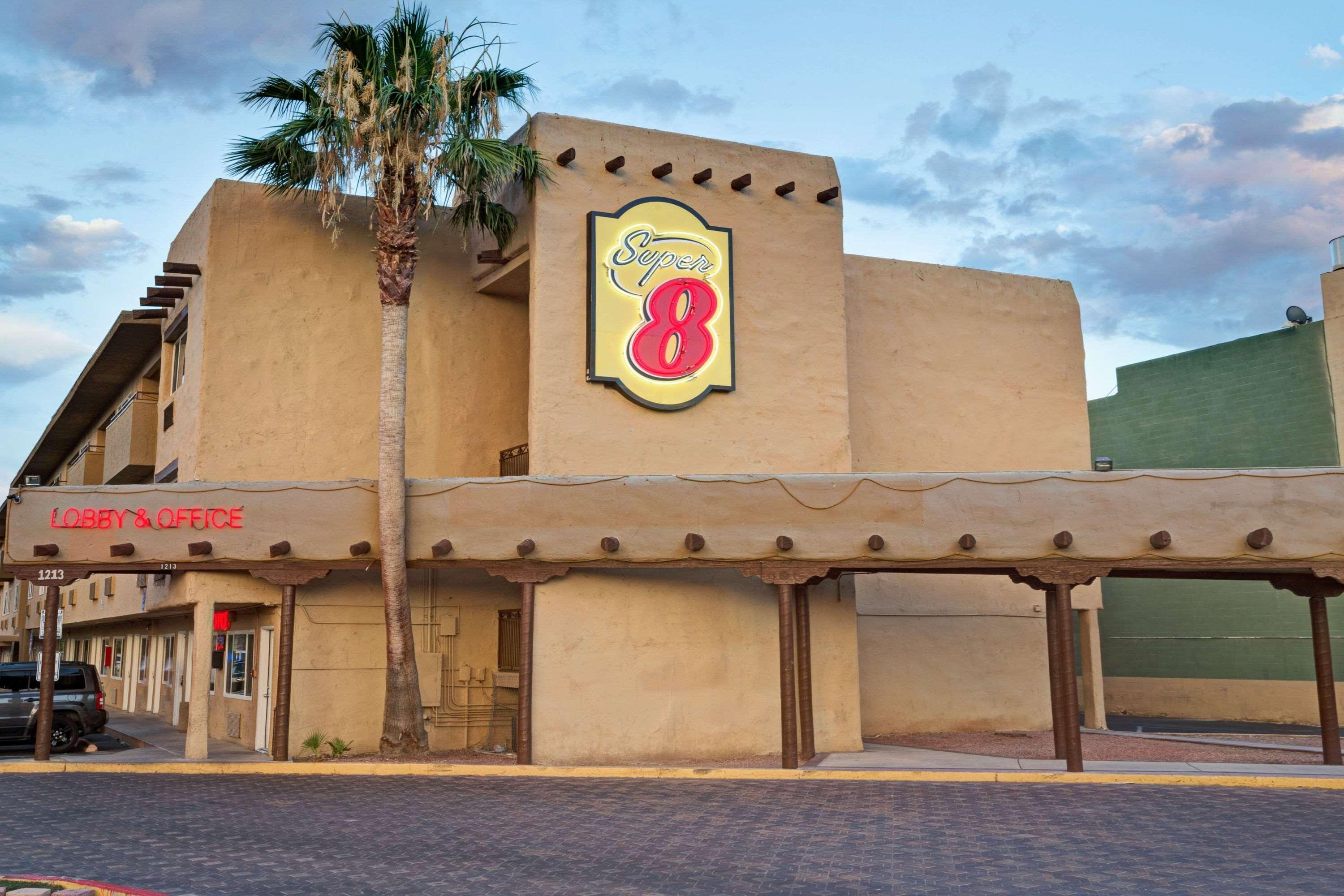 Vista Exterior Super 8 by Wyndham Las Vegas North Strip/Fremont St. Area