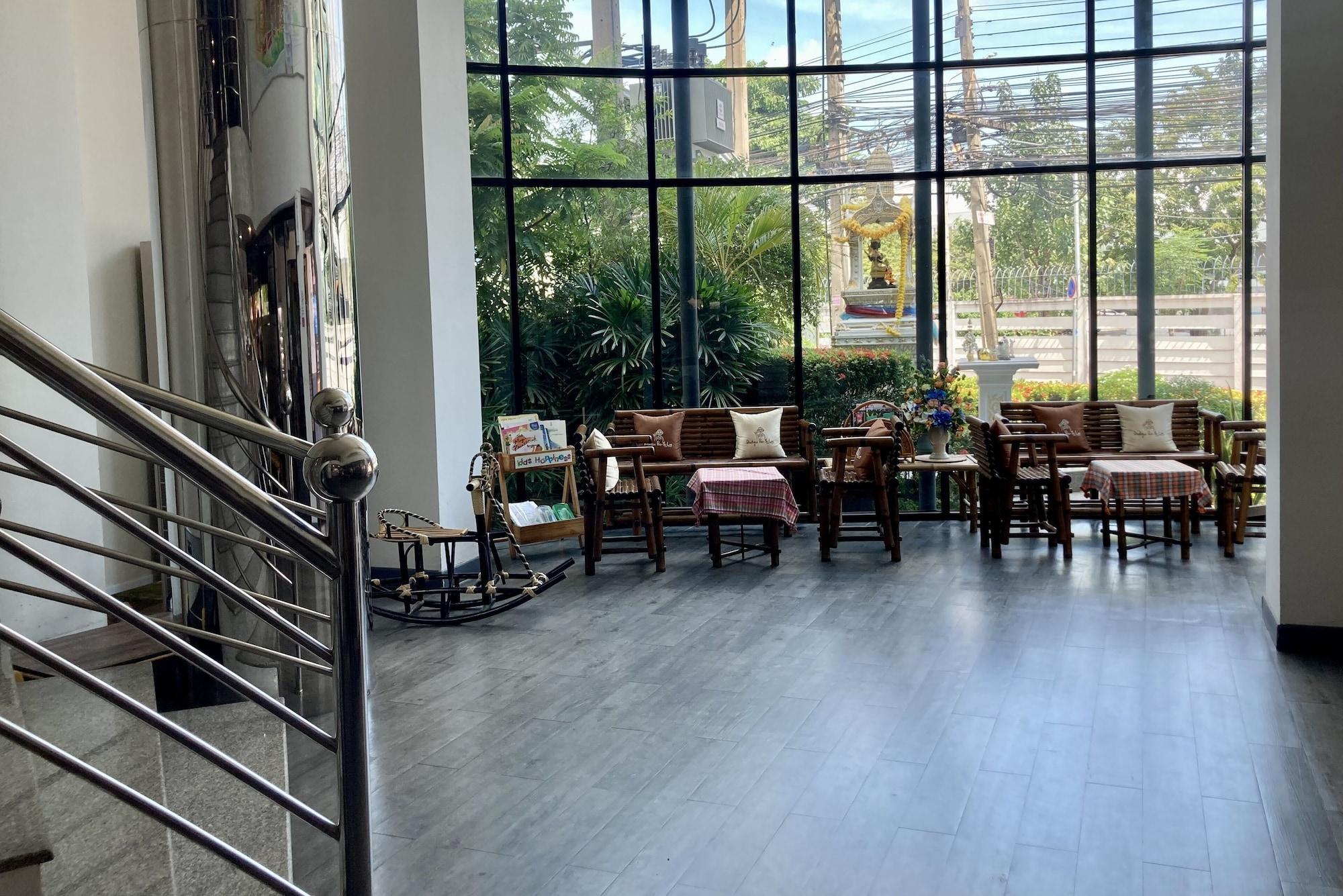 Vista Lobby Boutique Poo-Yai Lee