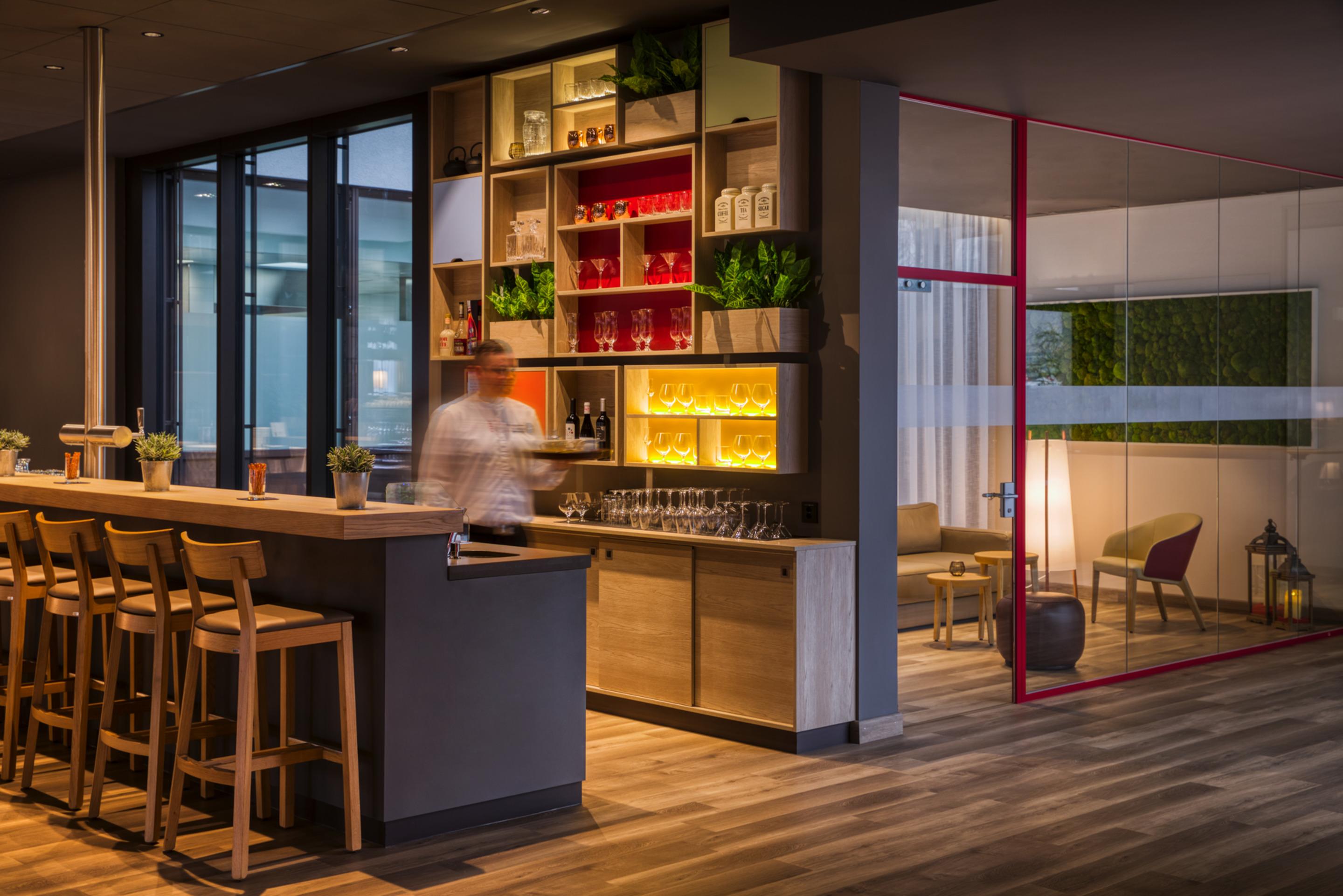 Bar/Salón IntercityHotel Geneva