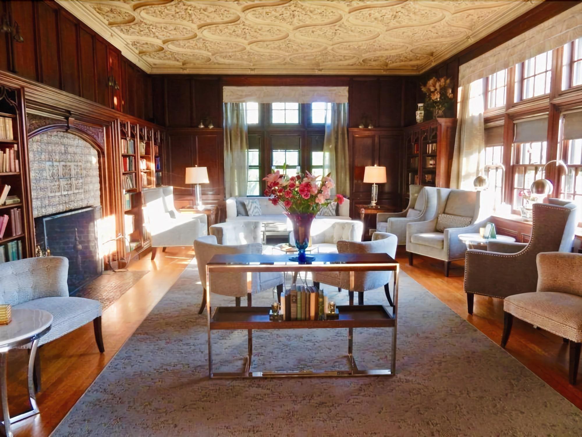 Bar/Salón Pointe at Castle Hill Resort