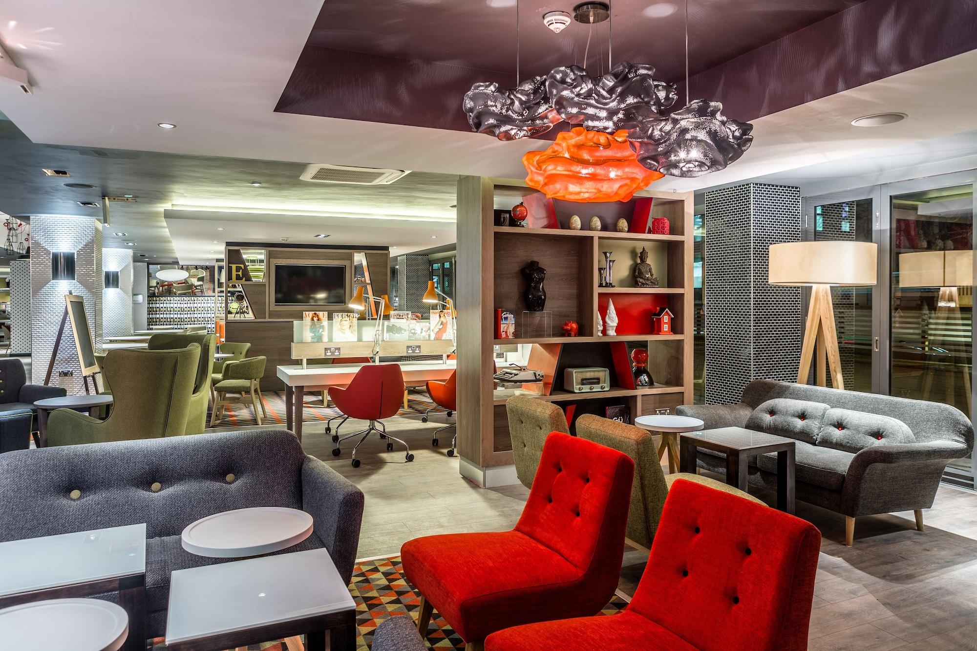 Vista Lobby Holiday Inn London - Watford Junction by IHG
