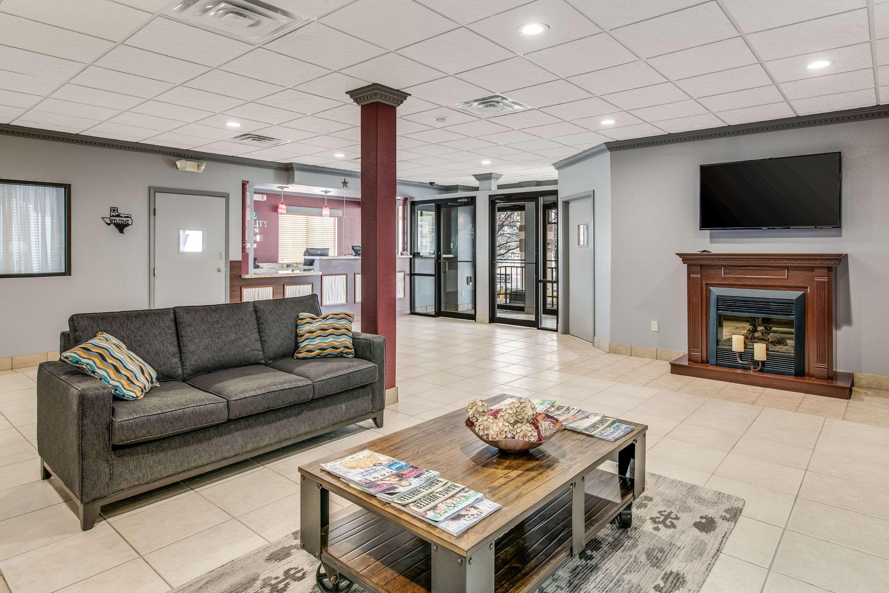 Vista Lobby Quality Inn Ozona I-10