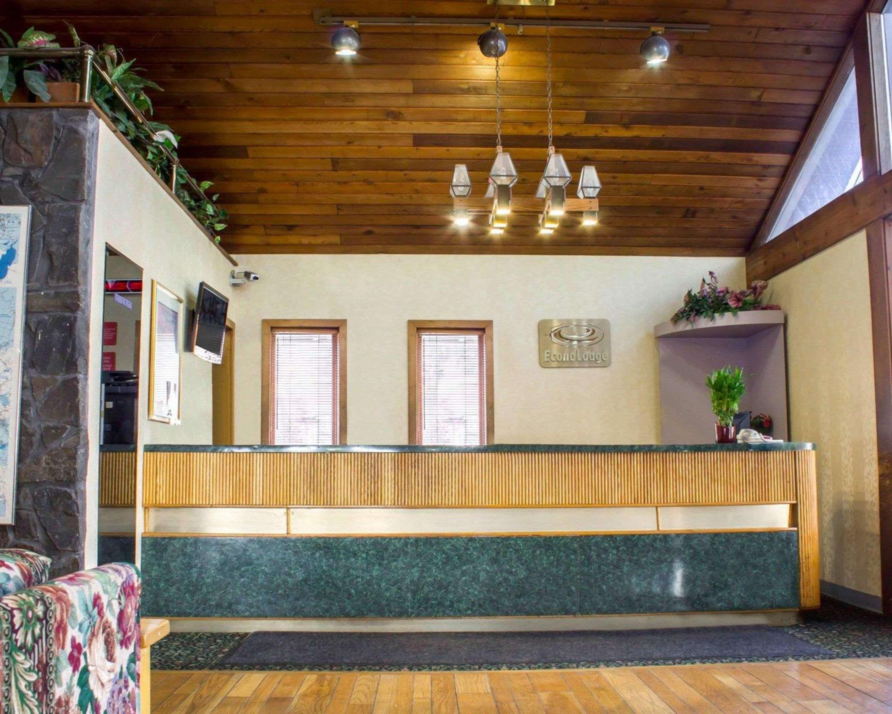 Vista Lobby Econo Lodge Inn & Suites Colonie Center Mall