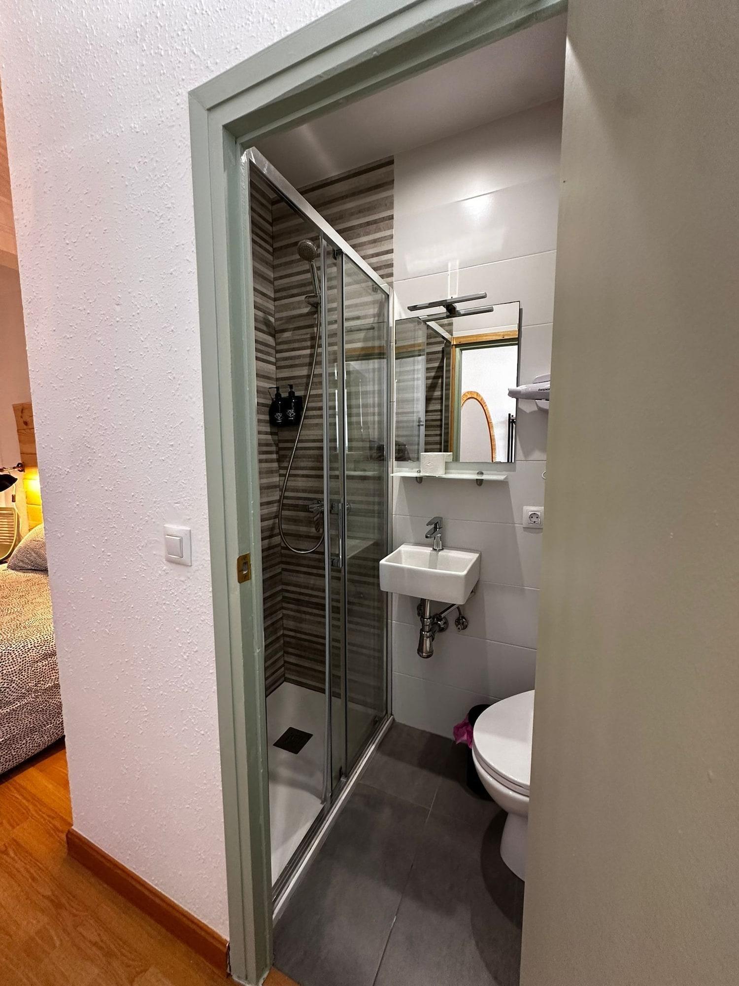 Equipamiento de Habitación HOSTAL ATUAIREHOME BURGOS